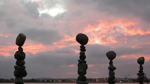 Rock balancing and cloudy dramatic sky on sunset. Stack of stones in balance. Foto stock