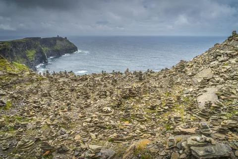 Rock balancing in iconic Cliffs of Moher, Ireland Foto stock
