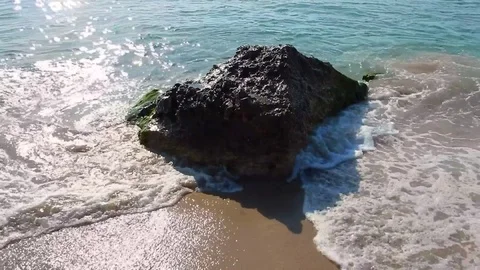 A rock between waves in the sea. Stock-Footage 77137897