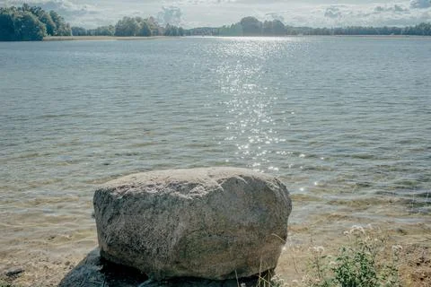 Rock boulder by the lake Foto stock