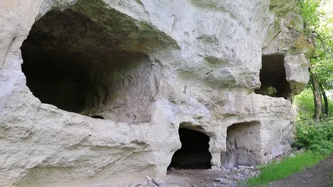 Rock caves in the jungle Video stock 113011158