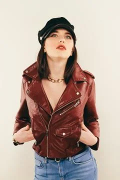 Rock chick in leather jacket, full length. Fashion portrait of elegant woma.. 스톡 사진