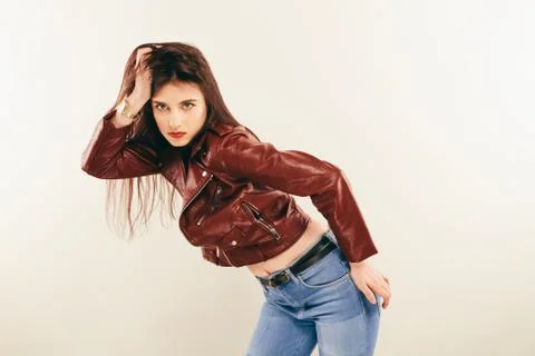 Rock chick in leather jacket, full length. Fashion portrait of elegant woma.. 库存照片