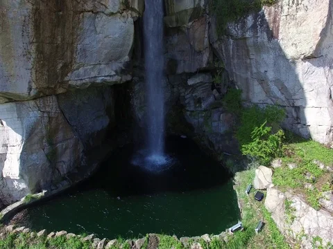 Rock City Waterfall Vídeo Stock 77218751