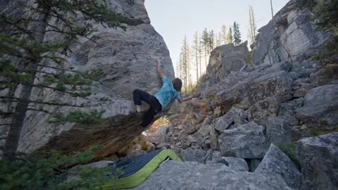Rock climber climbs arete of boulder, bouldering 库存影片 220306066