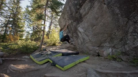 Rock climber climbs boulder in boulder fields, bouldering 库存影片 220306067