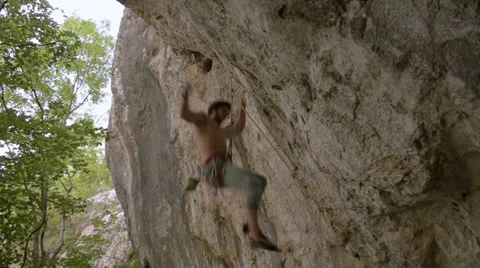 Rock climber climbs difficult route and falls Vídeos de archivo 25915616
