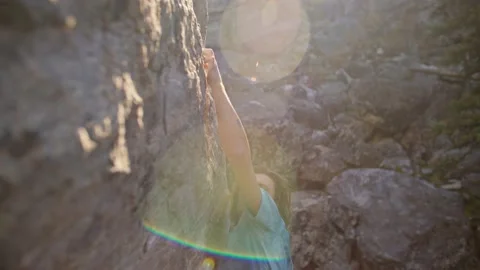 Rock climber climbs epic boulder outside 库存影片 220306175