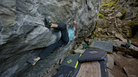 Rock climber climbs epic boulder outside 库存影片 220306253