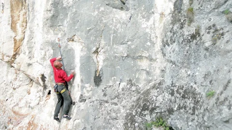 Rock climber makes dificult move Video stock 37772718