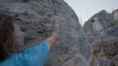 Rock climber marks hold with chalk, bouldering 库存影片 220306031