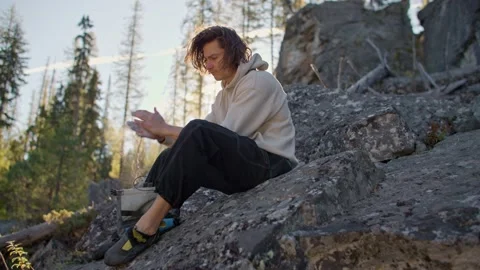 Rock climber puts chalk on hands, claps hands 库存影片 220305970