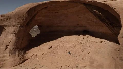 Rock Climber on Rope Swing at Looking Glass Arch in Utah 스톡 동영상 61414731