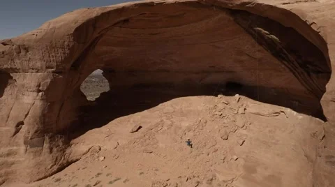 Rock Climber on Rope Swing at Looking Glass Arch in Utah 스톡 동영상 61414732