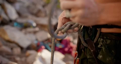 Rock climber ties knot to harness, climbing rope, figure eight 库存影片 209337553