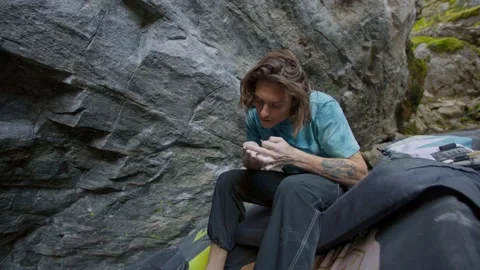 Rock climbers hands, sanding down skin 库存影片 220306090
