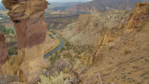 Rock climbing couple ascending Monkey Face, Smith Rock State Park, Oregon 動画素材 227824339