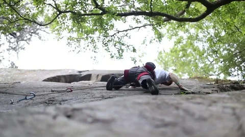 Rock climbing man on a straight vertical wall from above. Slow motion at 120 fps 스톡 동영상 73055008