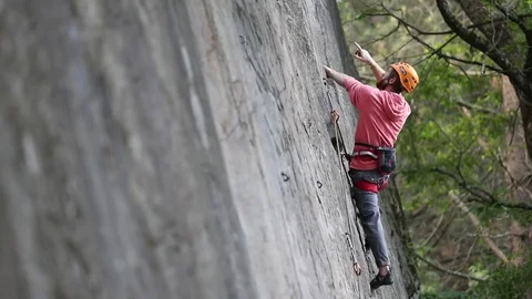 Rock climbing. Men does various steps throught the vertical rock. Slow motion 스톡 동영상 73045692