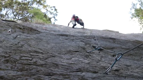 Rock climbing rope and quickdraw, getting the top. Slow motion at 120 fps 스톡 동영상 72690610