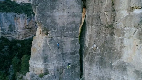 Rock climbing the tower  Video stock 103147297