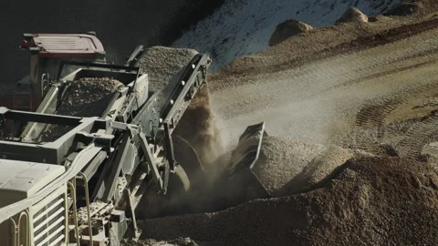 Rock crusher plant machine, conveyor belt and bulldozer,work in quarry Video stock 294104024