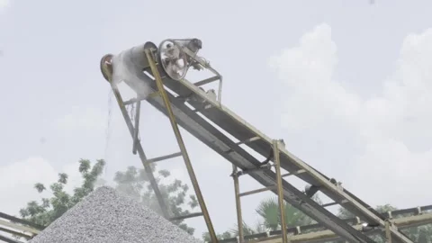 Rock Crushing Machine in Action - Efficient Stone Processing 스톡 동영상 314445440