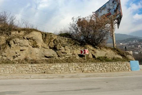 Rock formation by the road. Фото