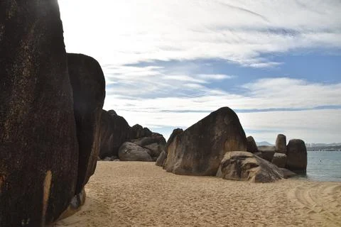 Rock formations on the beach at dusk Foto stock