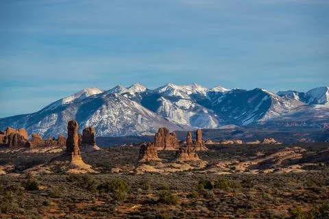 Rock formations with distant snow-covered mountains in the distance Foto stock