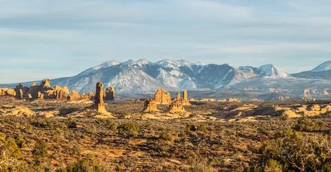 Rock formations with distant snow-covered mountains in the distance Stock-Fotos