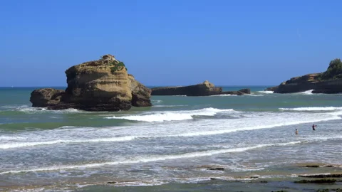 Rock formations near Pointe Saint-Martin and the Biarritz shore 库存影片 340209391