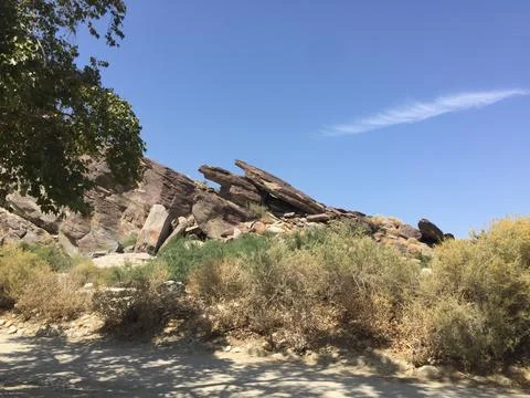 Rock Formations Under a Clear Blue Sky in a Desert Landscape Stock-Fotos