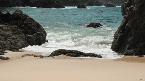 Rock framed wave crashing Stock Footage 186848102