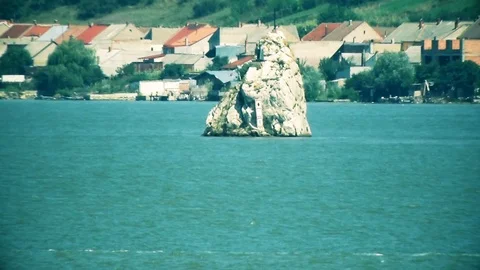 Rock in the middle of the river Danube 스톡 동영상 125074115