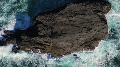Rock Outcrop With Foamy Breaking Waves In Beach 動画素材 287743986