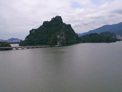 Rock with rainforest in the middle of the lake Vidéo 71834215