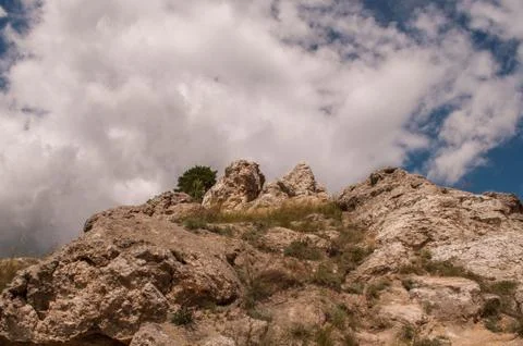 Rock on sky background with clouds. mountain background Foto stock