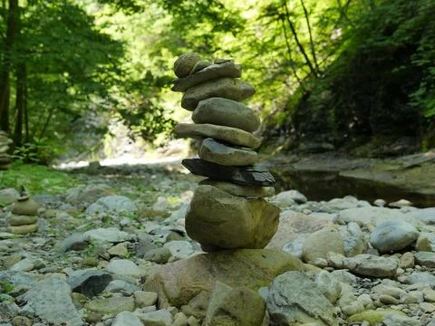 Rock Stack on Dry Riverbed in Woods Foto stock