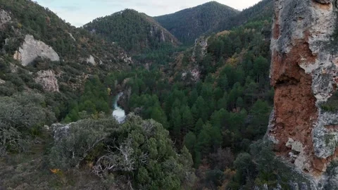 Rock Tower Pull-back to Canyon Panorama Alto Tajo Spain Vidéo 337718425