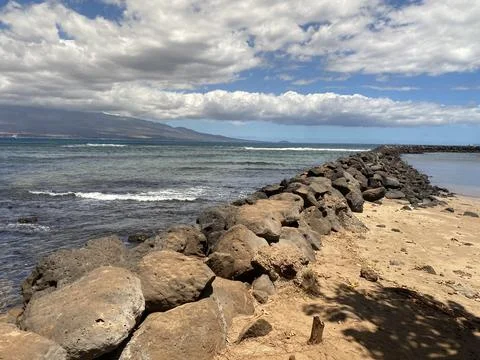 Rock Wall with a Surf Break in The Background Foto stock