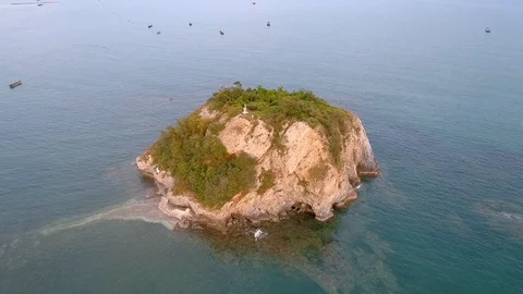 Rock in the water 库存影片 103811972