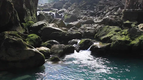 Rock waterfall Vídeos de archivo 32169003