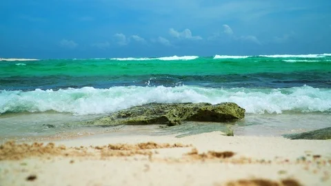 Rock on white beach slow motion wave Stock-Footage 95482097