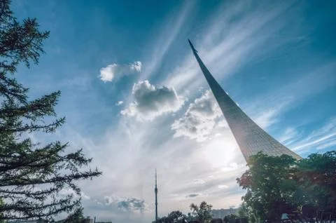 The rocket is eroding in the sky with clouds. Moscow, Russia Foto stock