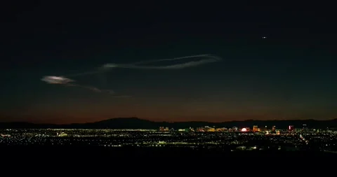 Rocket launch leaves its signature vapor plume as twilight gives into night. Vídeo Stock 303251178
