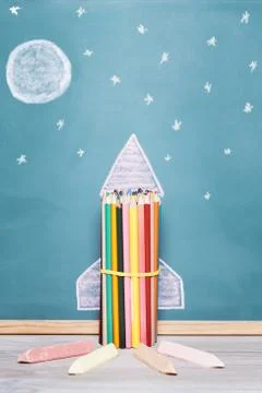Rocket made with crayons and drawn on a blackboard Foto stock