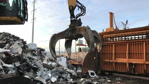 Rocking Claw in Junk Yard Stockbeeldmateriaal 98430118