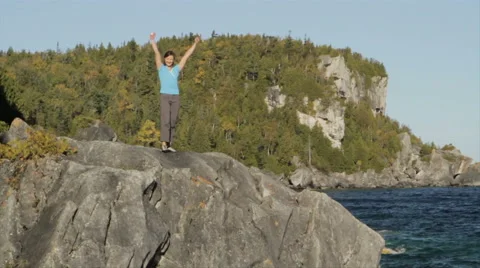 Rocking climber raises arms Vídeo Stock 40461764