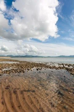 Rocks and Cloud formation over  Llanddwyn island, Anglesey, Gwynedd, Wales, U Foto stock